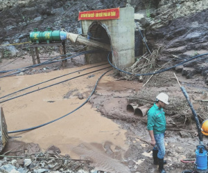 Nước lũ cuốn 4 người vào hầm thuỷ điện