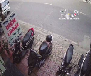 Khoảnh khắc ôtô 7 chỗ bất ngờ mất lái lao lên vỉa hè tông hàng loạt xe máy, hành động của tài xế gây khó hiểu
