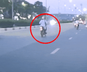 Video: Vướng áo chống nắng bị ngã, người phụ nữ liên tiếp bị xe khác chồm qua