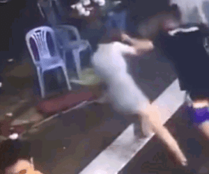 Video: Bạn trai bị xô ngã, cô gái tay không đánh nhau với 2 tên côn đồ
