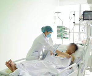 Áo mưa cuốn vào bánh xe, nam thanh niên bị ngã chấn thương sọ não