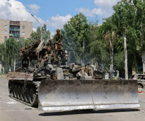 Ông Putin tuyên bố chiến thắng ở Luhansk, Anh giáng thêm đòn trừng phạt Nga