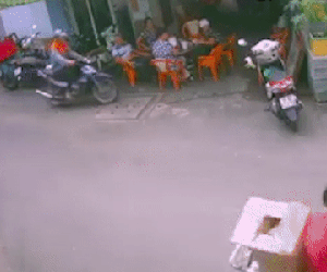 Ung dung ngồi ăn sáng trong hẻm, người phụ nữ bị 'đạo chích' táo tợn giật dây chuyền vàng