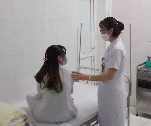 Người mẹ 21 tuổi rạch bụng tự sát sau khi sinh con đầu lòng