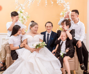 Con gái 29 tuổi lần đầu đưa bố mẹ đi chụp ảnh cưới, câu chuyện tình phía sau khiến nhiều người rưng rưng cảm động