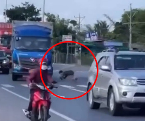 Video: Người đàn ông bất ngờ lao đầu vào xe tải trên QL1