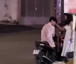 Chán ngán với nam thanh niên cao to ngồi im thin thít mặc bạn gái tát bôm bốp vào mặt: 'Ở nhà bố mẹ quát thì dỗi bỏ đi...'