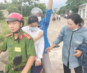Đau dạ dày, một nữ sinh vừa truyền nước vừa làm bài thi tốt nghiệp THPT