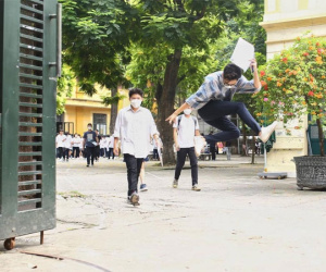 Thí sinh Hà Nội, TP.HCM vui vẻ, sung sướng sau môn thi đầu, tự tin 'không tủ nào đè được em'