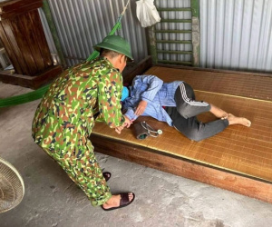 Một phụ nữ không biết bơi, trôi lênh đênh trên biển 8 tiếng được cứu sống