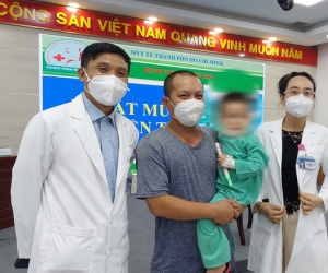 Sau vài giờ nhét pin vào mũi, bé trai bị hoại tử