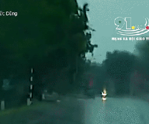 Clip: 'Đứng tim' cảnh sét bất ngờ đánh trúng cột đèn bên đường, 2 người đi xe máy may mắn thoát nạn