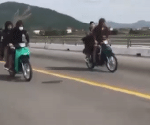 Nhóm 'quái xế' tuổi teen không bằng lái quay clip bốc đầu, lạng lách đánh võng trên cầu rồi đăng lên mạng