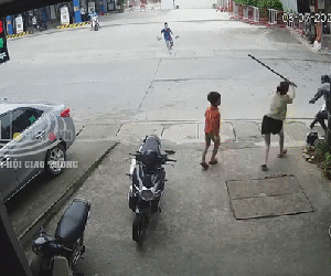 Clip: Rình mò trộm cắp giữa ban ngày, nam thanh niên bị người dân đuổi đánh 'không trượt phát nào'