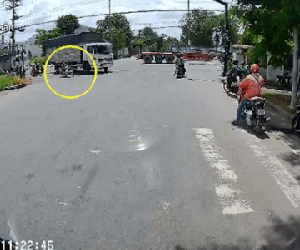Clip: Đi vào điểm mù của xe tải, người phụ nữ gặp nạn thương tâm