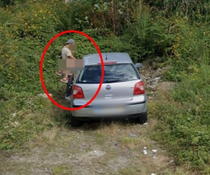 Cặp đôi rúc xe vào bãi cỏ ven đường để 'hành sự', không ngờ vẫn bị camera của Google Maps 'tóm gọn'