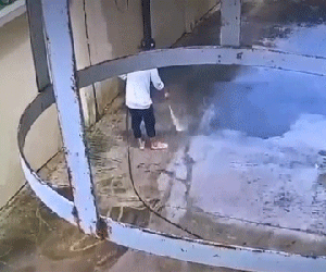 Video người đàn ông 'gần như' bước đến cửa tử bên chiếc vòi xịt nước