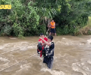 'Nín thở' theo dõi cảnh sát đu dây vượt dòng suối chảy siết giải cứu 6 người mắc kẹt khi đi dã ngoại