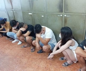 Dân chơi hoảng loạn ném ma túy khi cảnh sát bao vây quán bar