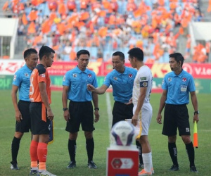 Nghịch lý bóng đá Việt Nam: Lạ lùng và sai nhiều như trọng tài ở V.League
