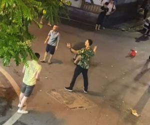 Video: Mạng xã hội 'choáng' với hai người nước ngoài 'đối đầu' tay không với nhóm thanh niên Việt