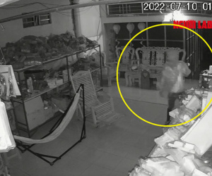 Clip: Lợi dụng đêm mưa, kẻ gian phá cửa nhà dân nhanh như chớp để trộm tài sản