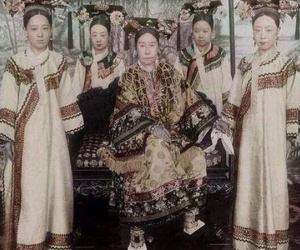 Vì sao khi Thái hậu Từ Hi đi vệ sinh, các cung nữ phải ngậm nước trong miệng?