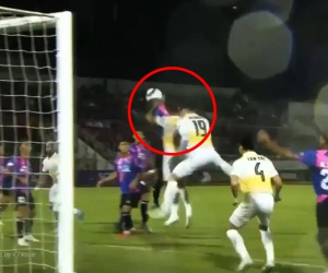 Án phạt nào cho trọng tài công nhận 'bàn tay của Chúa' tại V-League?