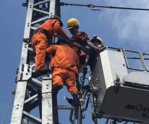 Nam công nhân bị điện giật treo lơ lửng trên cột điện