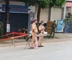 Thi thể nam giới bên lề đường sau vụ hỗn chiến trước quán karaoke
