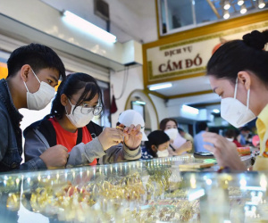 Vàng tìm đáy mới, đầu cơ bán tháo quay lưng với thị trường