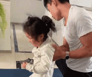 Kỳ tích xuất hiện với cô bé 8 tuổi liệt nửa người và quá trình nỗ lực khiến hàng triệu người rơi nước mắt