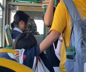 Gặp bạn nữ ngủ gật trên xe buýt, nam sinh liền có hành động dễ thương khiến dân tình quắn quéo