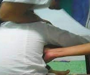 Nữ sinh lớp 9 nhiều lần dùng dao tự cắt vào tay, vào đùi vì bị thầy giáo chủ nhiệm sàm sỡ vùng nhạy cảm ngay trên lớp