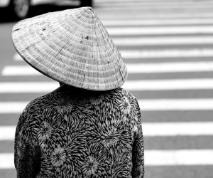 Vì tài sản thừa kế, con cái ra sức tranh giành, mang cả mẹ già... đi giấu