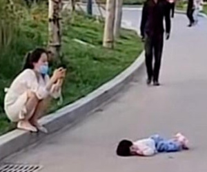 Xin xỏ không thành, bé gái nằm lăn ra giữa đường ăn vạ, người mẹ thản nhiên rút điện thoại chơi khiến dân tình tranh cãi dữ dội
