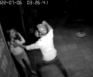 Clip: Cô gái trẻ bị 2 thanh niên tấn công, chích điện cướp điện thoại ngay trước cửa nhà