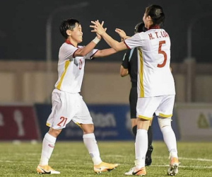 HLV Mai Đức Chung không hài lòng dù thắng 6-0, 'do thám' đối thủ ở bán kết AFF Cup