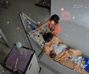 Clip: Thấy mẹ nằm trông em ngủ, bé gái liền có hành động 'cưng xỉu' khiến ai nấy cũng ngợi khen