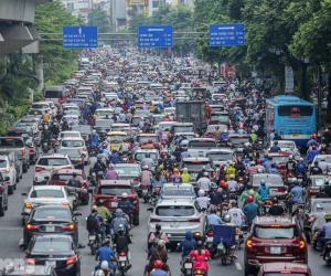 Đường phố Hà Nội tắc 'không lối thoát' sau cơn mưa tầm tã
