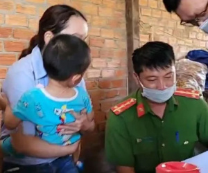 Cán bộ làm giấy khai tử cho cháu bé còn sống, xin… rút kinh nghiệm