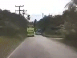 Người đi đường la hét khi thấy xe buýt chở học sinh mất lái bị lật giữa đường