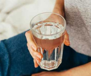 Ngộ độc suýt chết vì uống 5 lít nước mỗi ngày