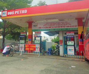 Bất ngờ nhiều cửa hàng treo biển 'hết xăng' sau khi giá giảm mạnh, vì sao?