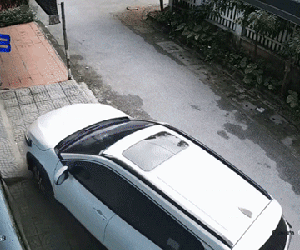 Lái xe húc đổ cột sắt, nữ tài xế loay hoay sửa chữa và diễn biến dở khóc dở cười sau đó gây khó hiểu