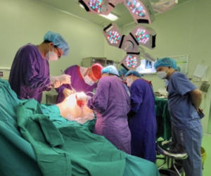 Khốn khổ vì vòng 1 quá 'khủng': Cô gái 22 tuổi phải kê ngực lên bàn mỗi khi học bài
