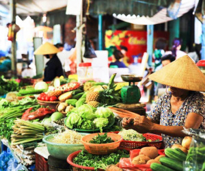 Xăng giảm mạnh, vì sao giá hàng hóa, dịch vụ vẫn cố thủ đứng im?