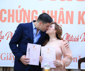 'Diễn viên lùn nhất màn ảnh Việt' Trương Phương kết hôn với chồng Tây