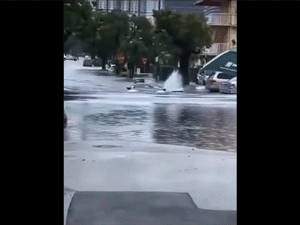 Ngỡ ngàng với chiếc xe băng băng qua đoạn đường ngập nước tới gần nóc