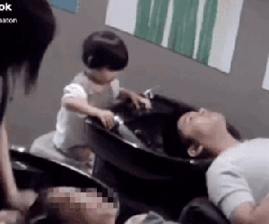 Đi gội đầu đưa theo 'con gái rượu' ra quán, ông bố nhận cái kết bất ngờ